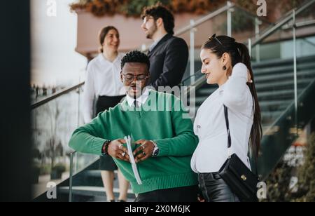 Multikulturelles Geschäftsteam diskutiert Strategie im Freien Stockfoto