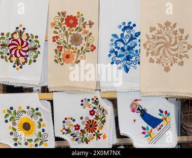 Gestickte Deckchen, Servietten und Tischläufer mit Blumen und ethnischem Design auf dem offenen Markt in Ecuador, Cuenca. Beliebte Souvenirs Stockfoto