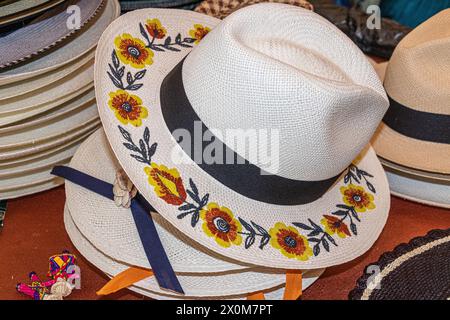 Ein handgefertigter Panamahut mit Strohhalm, ein Paja Toquilla Hut oder ein Sombrero mit gestickten Blumen. Ecuador. Beliebtes Souvenir aus Südamerika. Stockfoto