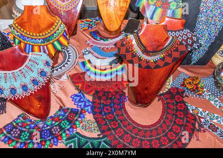 Schmuck mit Perlen in Form von Ketten, Armbändern und anderen Gegenständen, die von Frauen der ethnischen Gruppe Saraguro in der Provinz Loja, Ecuador, auf einer Handwerksmesse hergestellt wurden Stockfoto