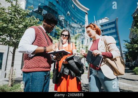 Selbstbewusste Unternehmer diskutieren innovative Strategien für Start-ups im Freien Stockfoto
