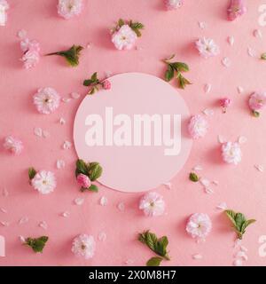 Rosafarbenes Blumenmuster auf rosa Pastellhintergrund. Minimales Federkonzept. Flache Lagen. Kopierbereich Stockfoto
