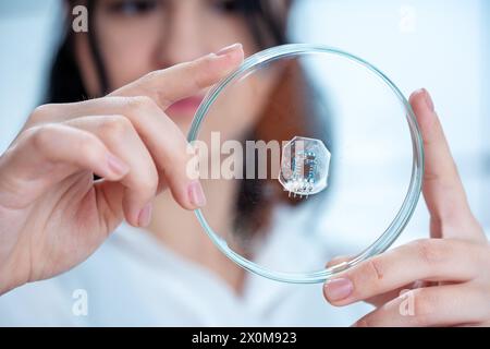 Wissenschaftler untersucht einen Biochip. Stockfoto