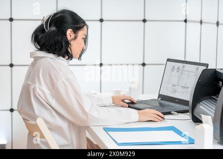 Wissenschaftler, die mit computergestützter Konstruktionssoftware arbeiten. Stockfoto