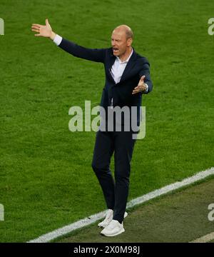 Augsburg, Deutschland. April 2024. Jess Thorup, Cheftrainer von Augsburg, Gesten beim Fußball-Spiel der Bundesliga zwischen dem FC Augsburg und der Union Berlin in Augsburg, Deutschland, 12. April 2024. Quelle: Philippe Ruiz/Xinhua/Alamy Live News Stockfoto