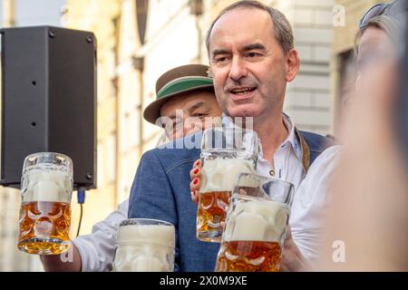 Hubert Aiwanger, stellvertretender Bayerischer Ministerpräsident, beim traditionellen Bieranstich zur Eröffnung der Landshuter Dult, Landshut, 12. April 2024 Deutschland, Landshut, 12. April 2024, Hubert Aiwanger, stellvertretender Bayerischer Ministerpräsident, beim traditionellen Bieranstich zur Eröffnung der Landshuter Frühjahrsdult, mit frisch gezapftem Bier, Maßkrüge, vor dem Landshuter Rathaus, in seiner Heimat Niederbayern, bayerisch, Bayern, *** Hubert Aiwanger, Stellvertretender bayerischer Ministerpräsident, beim traditionellen Bierzapfen bei der Eröffnung des Landshuter Dult, Landshut, Landshut, April, Stockfoto