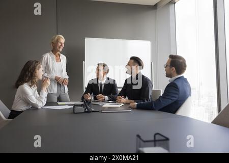 Glückliches Business-Team mit angenehmer Unterhaltung im modernen Konferenzraum Stockfoto