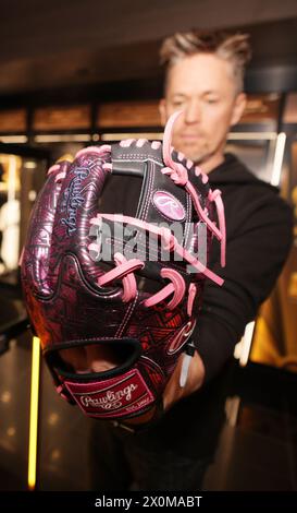 Maryland Heights, Usa. April 2024. Rawlings Jason McCartney zeigt einen einzigen Baseballhandschuh aus rosafarbener Folie im Rawlings Experience Store, der am Freitag, den 12. April 2024 in Westport Plaza in Maryland Heights, Missouri, eröffnet wird. Der Laden ist der erste Laden für Rawlings, mit Fledermäusen, Bälle und Handschuhen sowie einer Ausstellung von Personen, die seit 1958 Gold Glove Awards gewonnen haben. Die Auszeichnung wird an einige der größten Defensivspieler des Spiels verliehen. Foto: Bill Greenblatt/UPI Credit: UPI/Alamy Live News Stockfoto