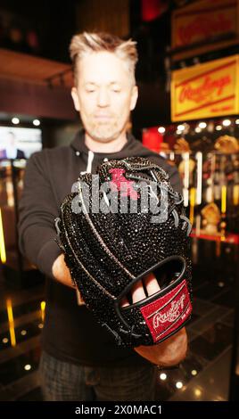 Maryland Heights, Usa. April 2024. Rawlings Jason McCartney zeigt im Rawlings Experience Store, der am Freitag, den 12. April 2024 in der Westport Plaza in Maryland Heights, Missouri, eröffnet wird, einen einzigen Baseballhandschuh aus Swarovski Crystal, 15 Crystal, 25.000 US-Dollar. Der Laden ist der erste Laden für Rawlings, mit Fledermäusen, Bälle und Handschuhen sowie einer Ausstellung von Personen, die seit 1958 Gold Glove Awards gewonnen haben. Die Auszeichnung wird an einige der größten Defensivspieler des Spiels verliehen. Foto: Bill Greenblatt/UPI Credit: UPI/Alamy Live News Stockfoto