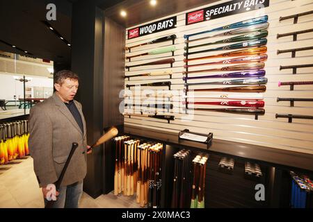 Maryland Heights, Usa. April 2024. Ein Kunde sieht sich die Vielfalt der Fledermäuse an, die am Freitag, den 12. April 2024, im Rawlings Experience Store in Westport Plaza in Maryland Heights, Missouri, zum Verkauf angeboten werden. Der Laden ist der erste Laden für Rawlings, mit Fledermäusen, Bälle und Handschuhen sowie einer Ausstellung von Personen, die seit 1958 Gold Glove Awards gewonnen haben. Die Auszeichnung wird an einige der größten Defensivspieler des Spiels verliehen. Foto: Bill Greenblatt/UPI Credit: UPI/Alamy Live News Stockfoto