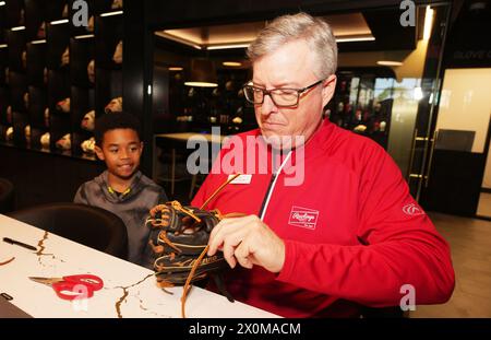 Maryland Heights, Usa. April 2024. Ed Irvin, Mitarbeiter des Rawlings Store, reiht am ersten Tag des Betriebs des Rawlings Experience Store in Westport Plaza in Maryland Heights, Missouri, einen Handschuh von Jose Clinton (10) um 2024. Der Laden ist der erste Laden für Rawlings, mit Fledermäusen, Bälle und Handschuhen sowie einer Ausstellung von Personen, die seit 1958 Gold Glove Awards gewonnen haben. Die Auszeichnung wird an einige der größten Defensivspieler des Spiels verliehen. Foto: Bill Greenblatt/UPI Credit: UPI/Alamy Live News Stockfoto