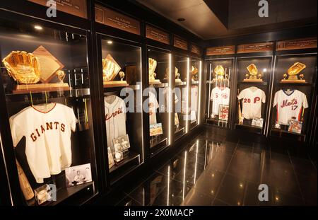 Maryland Heights, Usa. April 2024. Die National Baseball Hall of Fame Gold Glove Vault steht am Freitag, den 12. April 2024, im neuen Rawlings Experience Store in Westport Plaza in Maryland Heights, Missouri für Besucher bereit. Das Geschäft hat seine große Eröffnung und ist der erste Laden für Rawlings landesweit, mit Fledermäusen, Bälle und Handschuhen sowie einer Ausstellung von Personen, die seit 1958 Gold Glove Awards gewonnen haben. Die Auszeichnung wird an einige der größten Defensivspieler des Spiels verliehen. Foto: Bill Greenblatt/UPI Credit: UPI/Alamy Live News Stockfoto