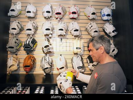 Maryland Heights, Usa. April 2024. Rawlings-Mitarbeiter Neil Shapiro legt erste Baseman-Handschuhe auf eine Ausstellung im Rawlings Experience Store, bevor sie am Freitag, den 12. April 2024, in Westport Plaza in Maryland Heights, Missouri, eröffnet. Der Laden ist der erste landesweite Laden für Rawlings, mit Fledermäusen, Bälle und Handschuhen sowie einer Ausstellung von Personen, die seit 1958 Gold Glove Awards gewonnen haben. Die Auszeichnung wird an einige der größten Defensivspieler des Spiels verliehen. Foto: Bill Greenblatt/UPI Credit: UPI/Alamy Live News Stockfoto