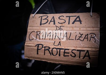 Buenos Aires, Buenos Aires, Argentinien. April 2024. Auf dem Poster steht "genug kriminalisierenden Protest". Seit Dezember 2023 hat Sicherheitsministerin Patricia Bullrich ein repressives Protokoll auf den Straßen umgesetzt, das das Recht der Argentinier auf Streik und Protest bedroht. (Kreditbild: © Daniella Fernandez Realin/ZUMA Press Wire) NUR REDAKTIONELLE VERWENDUNG! Nicht für kommerzielle ZWECKE! Stockfoto