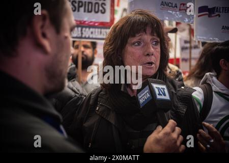 Buenos Aires, Buenos Aires, Argentinien. April 2024. VILMA RIPOLL, nationale Führerin der Sozialistischen Arbeiterbewegung, wird von der Presse interviewt (Foto: © Daniella Fernandez Realin/ZUMA Press Wire) NUR REDAKTIONELLE VERWENDUNG! Nicht für kommerzielle ZWECKE! Stockfoto