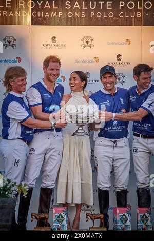 Wellington, Florida, USA. April 2024. Prinz Harry, Duke of Sussex, Mitbegründer von Sentebale, spielt im Royal Salute Sentebale Team gegen das Grand Champions Team, das von seinem langjährigen Freund und Botschafter der Wohltätigkeitsorganisation, dem argentinischen Polospieler Nacho Figueras und dem Maseru Team, angeführt wird. Quelle: Yaroslav Sabitov/YES Market Media/Alamy Live News. Stockfoto