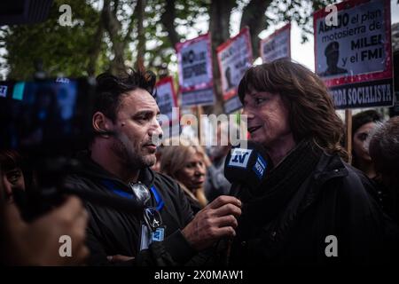 Buenos Aires, Buenos Aires, Argentinien. April 2024. VILMA RIPOLL, nationale Führerin der Sozialistischen Arbeiterbewegung, wird von der Presse interviewt (Foto: © Daniella Fernandez Realin/ZUMA Press Wire) NUR REDAKTIONELLE VERWENDUNG! Nicht für kommerzielle ZWECKE! Stockfoto