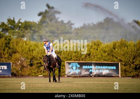 Wellington, Florida, USA. April 2024. Prinz Harry, Duke of Sussex, Mitbegründer von Sentebale, spielt im Royal Salute Sentebale Team gegen das Grand Champions Team, das von seinem langjährigen Freund und Botschafter der Wohltätigkeitsorganisation, dem argentinischen Polospieler Nacho Figueras und dem Maseru Team, angeführt wird. Quelle: Yaroslav Sabitov/YES Market Media/Alamy Live News. Stockfoto