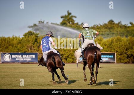 Wellington, Florida, USA. April 2024. Prinz Harry, Duke of Sussex, Mitbegründer von Sentebale, spielt im Royal Salute Sentebale Team gegen das Grand Champions Team, das von seinem langjährigen Freund und Botschafter der Wohltätigkeitsorganisation, dem argentinischen Polospieler Nacho Figueras und dem Maseru Team, angeführt wird. Quelle: Yaroslav Sabitov/YES Market Media/Alamy Live News. Stockfoto