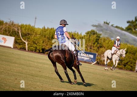 Wellington, Florida, USA. April 2024. Prinz Harry, Duke of Sussex, Mitbegründer von Sentebale, spielt im Royal Salute Sentebale Team gegen das Grand Champions Team, das von seinem langjährigen Freund und Botschafter der Wohltätigkeitsorganisation, dem argentinischen Polospieler Nacho Figueras und dem Maseru Team, angeführt wird. Quelle: Yaroslav Sabitov/YES Market Media/Alamy Live News. Stockfoto