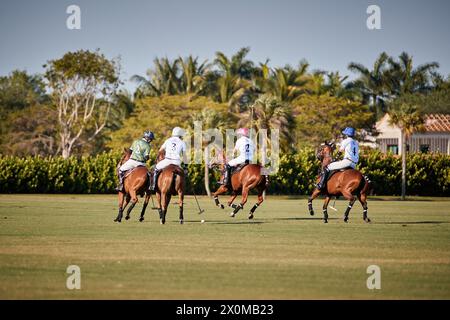 Wellington, Florida, USA. April 2024. Prinz Harry, Duke of Sussex, Mitbegründer von Sentebale, spielt im Royal Salute Sentebale Team gegen das Grand Champions Team, das von seinem langjährigen Freund und Botschafter der Wohltätigkeitsorganisation, dem argentinischen Polospieler Nacho Figueras und dem Maseru Team, angeführt wird. Quelle: Yaroslav Sabitov/YES Market Media/Alamy Live News. Stockfoto