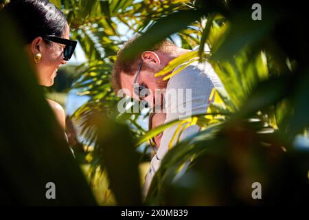 Wellington, Florida, USA. April 2024. Prinz Harry, Duke of Sussex, Mitbegründer von Sentebale, spielt im Royal Salute Sentebale Team gegen das Grand Champions Team, das von seinem langjährigen Freund und Botschafter der Wohltätigkeitsorganisation, dem argentinischen Polospieler Nacho Figueras und dem Maseru Team, angeführt wird. Quelle: Yaroslav Sabitov/YES Market Media/Alamy Live News. Stockfoto