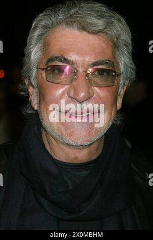 Roberto Cavalli ist gestorben. Roberto Cavalli nimmt am 12. Dezember 2002 an der Premiere von „Two Weeks Notice“ im Ziegfeld Theatre in New York Teil. Foto: Henry McGee/MediaPunch Stockfoto