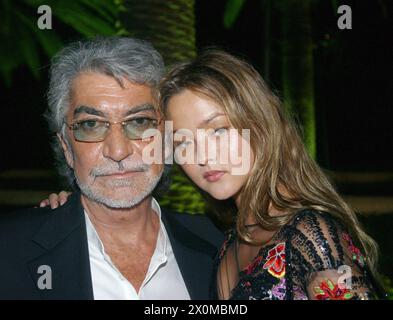 Roberto Cavalli ist gestorben. Miami, FL 11-2-2002 Roberto Cavalli und Devon Aoki und beim Fashion Fete Benefit Event, das von Cavalli veranstaltet wird. Foto: Adam Scull/PHOTOlink/MediaPunch Stockfoto