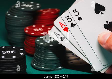 Karten mit zwei Paaren in den Händen des Spielers bei einem Pokerspiel auf dem Hintergrund von Spielchips im Casino Stockfoto