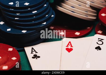 Karten mit einem Paar Asse im Poker auf dem Hintergrund von Spielchips aus nächster Nähe im Casino Stockfoto