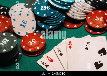 Vier Asse im Poker auf dem Spieltisch mit Chips in der Nähe des Casinos Stockfoto