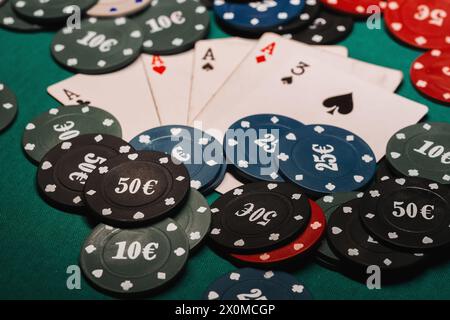 Vier von einer Art Asse Poker-Spiele-Chips. Die erfolgreiche Kombination von Karten auf dem grünen Tisch im Casino Stockfoto