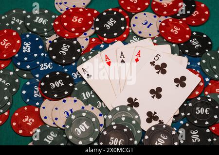 Vier von einer Art Asse Poker-Spiele-Chips. Die erfolgreiche Kombination von Karten auf dem grünen Tisch im Casino Stockfoto