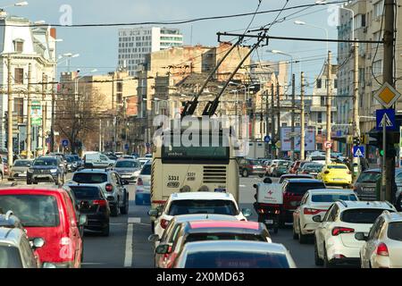 Bukarest, Rumänien. 18. März 2024: Autoverkehr auf Calea Grivitei in Bukarest. Stockfoto