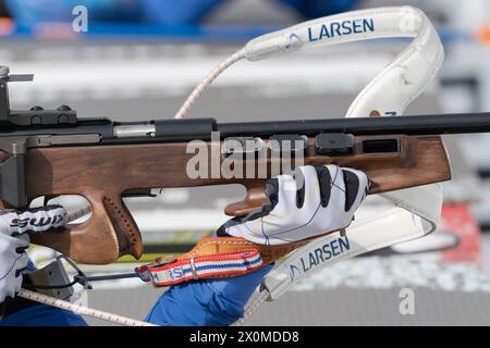 Sportlerbiathletin-Gewehrschießen in Bauchlage. Selektiver Fokus, extreme Nahaufnahme. Biathlet im Schießstand der Open Youth Biathlon Compe Stockfoto