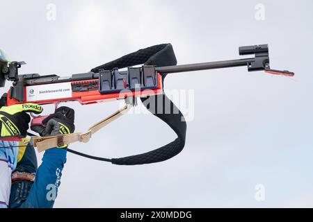 Sportlerbiathletin-Gewehrschießen im Stehen. Selektiver Fokus, extreme Nahaufnahme. Biathlet im Schießbereich. Offener Jugendbiathlon-Wettkampf Stockfoto