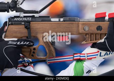 Sportlicher Biathlet zielt auf Gewehrschießen ab. Selektiver Fokus, extreme Nahaufnahme. Biathlet im Schießbereich. Junior Biathlon-Wettbewerbe Stockfoto