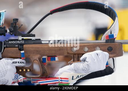 Sportlicher Biathlet zielt auf Gewehrschießen ab. Selektiver Fokus, extreme Nahaufnahme. Biathlet im Schießbereich. Junior Biathlon Wettbewerbe East Cup Stockfoto