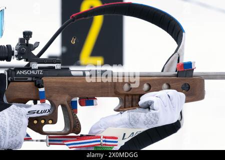 Sportlicher Biathlet zielt auf Gewehrschießen ab. Selektiver Fokus, extreme Nahaufnahme. Biathlet im Schießbereich. Junior Biathlon Wettbewerbe East Cup Stockfoto