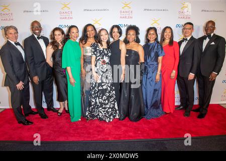 New York, Usa. April 2024. NEW YORK, NEW YORK - 12. APRIL: (L-R) Kevin M. Cofsky, Martino R. Moore, Isabel Kallman, Bonita Stewart, Tangela Richmond, Anna Glass, Leslie Wims Morris, Sharon Madison, Janice Vickers, Carmen Perkins, Peter Sung und Ackneil M. Muldrow III. nehmen am 12. April 2024 in New York City am Dance Theater of Harlem's Annual Vision Gala zu Ehren von Misty Copeland Teil. Quelle: Ron Adar/Alamy Live News Stockfoto