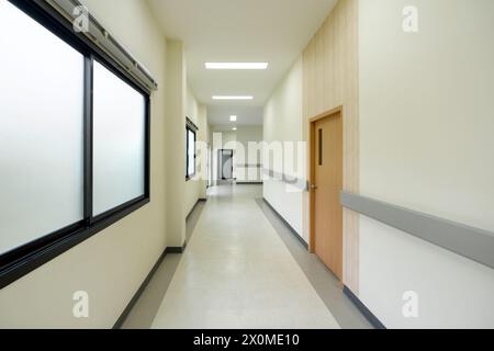 Korridor zwischen verschiedenen Räumen im Krankenhaus. Medizinischer Operationsraum und Lagerraum für Patientenproben. Stockfoto