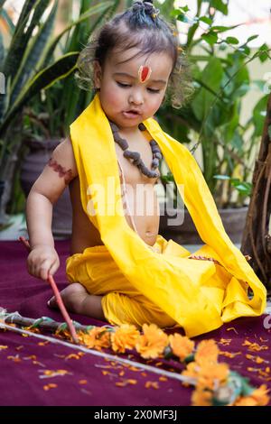 Porträt von süßen indischen Jungen Kleidern als Lord rama mit Schleife im Freien mit verschwommenem Hintergrund am Tag Stockfoto