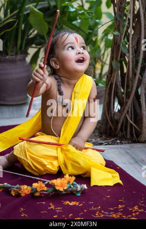 Porträt von süßen indischen Jungen Kleidern als Lord rama mit Schleife im Freien mit verschwommenem Hintergrund am Tag Stockfoto