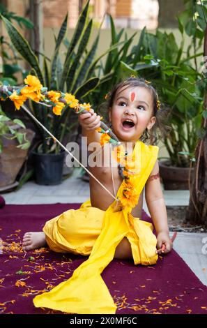 Porträt von süßen indischen Jungen Kleidern als Lord rama mit Schleife im Freien mit verschwommenem Hintergrund am Tag Stockfoto