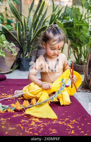 Porträt von süßen indischen Jungen Kleidern als Lord rama mit Schleife im Freien mit verschwommenem Hintergrund am Tag Stockfoto