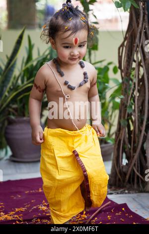 Porträt von süßen indischen Jungen Kleidern als Lord rama mit Schleife im Freien mit verschwommenem Hintergrund am Tag Stockfoto