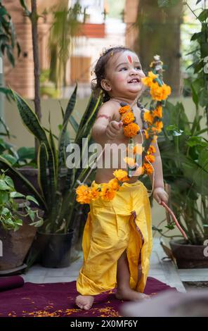 Porträt von süßen indischen Jungen Kleidern als Lord rama mit Schleife im Freien mit verschwommenem Hintergrund am Tag Stockfoto