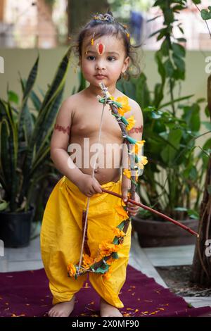 Porträt von süßen indischen Jungen Kleidern als Lord rama mit Schleife im Freien mit verschwommenem Hintergrund am Tag Stockfoto