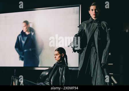 28. Februar 2024, Paris, ®Le-de-France, Frankreich: Models laufen auf der Modeschau Boyarovskaya während der Fashion Week AW24 in Paris auf dem Laufsteg. Die Kollektion vereint eine reichhaltige, rätselhafte Palette mit schlanken Silhouetten und avantgardistischen Designs. Er vereint eine harmonische Struktur, auffällige Schnitte und verschiedene Details. (Credit Image: © Lara Hauser/SOPA Images via ZUMA Press Wire) NUR REDAKTIONELLE VERWENDUNG! Nicht für kommerzielle ZWECKE! Stockfoto