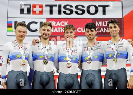 Foto von Alex Whitehead/SWpix.com - 12/04/2024 - Radfahren - Tissot UCI Track Nations Cup - Runde 3: Milton - Mattamy National Cycling Centre, Milton, Ontario, Kanada - Podium für Männer Team Pursuit - Gold für Ethan Hayter, Daniel Bigham, Charlie Tanfield, Oliver Wood und Ethan Vernon aus Großbritannien Credit: SWpix/Alamy Live News Stockfoto